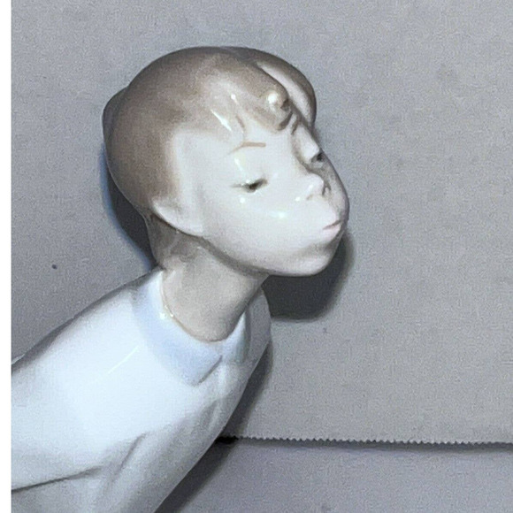 Vintage Lladro Boy In Nightgown Boy Kissing Figurine Spain #4869 - Retired - Picture 5 of 9